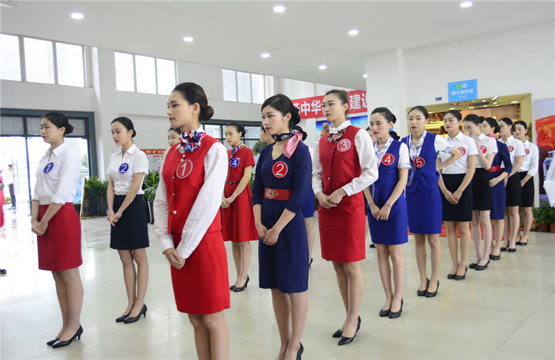 桂林航空有限公司（成都站）专场招聘会在我校成功举行